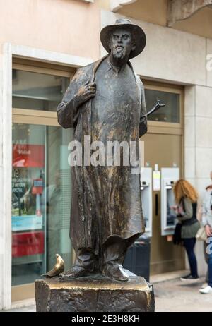 Die Statue des italienischen Dichters Berto Barbarani auf der Piazza delle Erbe in Verona. Italien Stockfoto