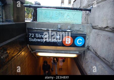 Treppen zur U-Bahn an der 72 Street New York USA Uptown und Downtown Station U-Bahn-Fußweg Wegweiser mit Mall Art Art Art Art Art Old Trains Station Stockfoto