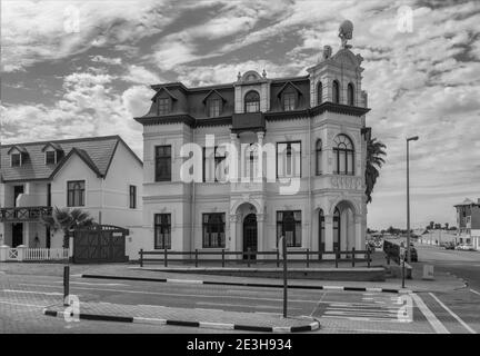 Altes deutsches Kolonialgebäude in Schwarz und Weiß, Swakopmund, Namibia Stockfoto