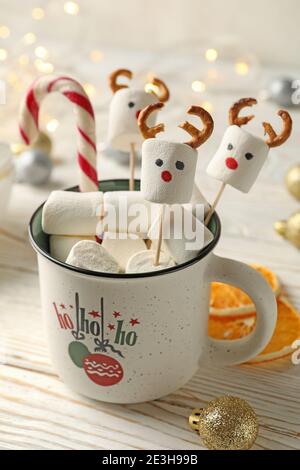 Tasse mit Marshmallow auf weihnachtlichen Holzhintergrund Stockfoto