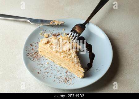 Teller mit Stück Napoleonkuchen und Besteck Stockfoto