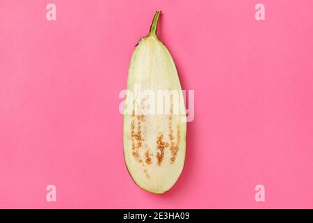 Die Hälfte der frischen Aubergine auf rosa Hintergrund Stockfoto