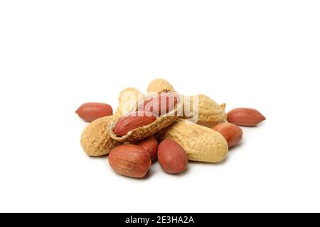 Geschälte und ungeschälte Erdnuss isoliert auf weißem Hintergrund Stockfoto