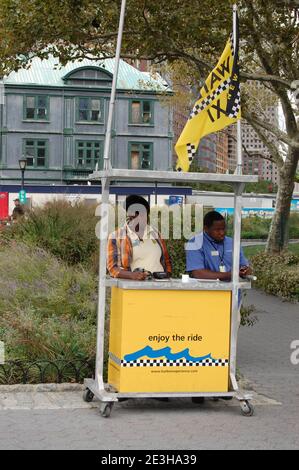 Afrikanische Leute im Verkaufsstand im Park New York USA Flaggenmast bauen alten Kiosk Bargeld nehmen Business Ride Schiffsschilder arbeiten Stockfoto