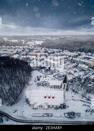 Dąbrowa Bezirk der Stadt Gdynia mit Schnee bedeckt Stockfoto