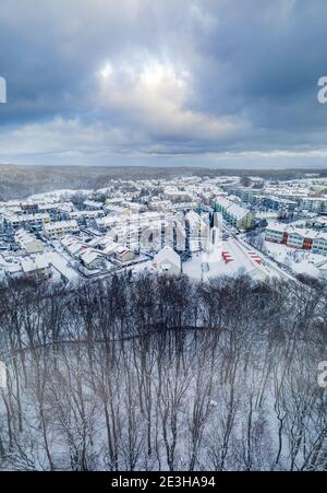 Dąbrowa Bezirk der Stadt Gdynia mit Schnee bedeckt Stockfoto