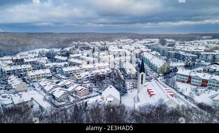 Dąbrowa Bezirk der Stadt Gdynia mit Schnee bedeckt Stockfoto