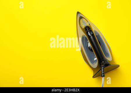 Modernes Eisen auf gelbem Hintergrund, Platz für Text Stockfoto