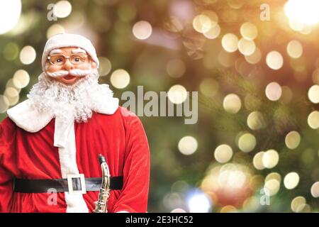 Nahaufnahme des Weihnachtsmannes auf verschwommenem Weihnachtshintergrund Stockfoto