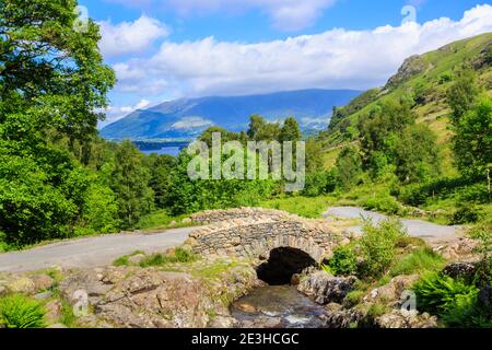 Blick auf die berühmte Ashness Bridge, die traditionelle Steinbrücke in Borrowdale oberhalb von Derwentwater, English Lake District, Cumbria, Nordwestengland Stockfoto