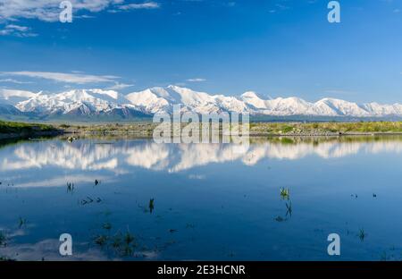 Peak PIK Lenin oder Kulai abu-ali ibn Sino und PIK Dserschinski. ALAJ-Tal vor dem Trans-Allay-Gebirge im Pamir-Gebirge. Asien Stockfoto