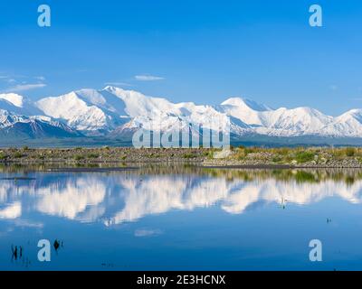 Peak PIK Lenin oder Kulai abu-ali ibn Sino und PIK Dserschinski. ALAJ-Tal vor dem Trans-Allay-Gebirge im Pamir-Gebirge. Asien Stockfoto