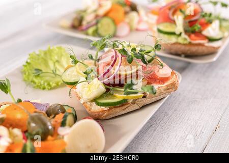 Schnelle und gesunde Lebensmittel Rezepte. Salat mit Lachs, Gemüse und Kräutern auf italienischem Ciabatta-Brot. Mediterrane Gerichte Rezepte. Selektiver Fokus. Stockfoto