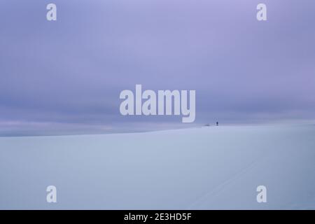 Panoramablick auf eine Winterlandschaft gegen Wolkenhimmel Stockfoto