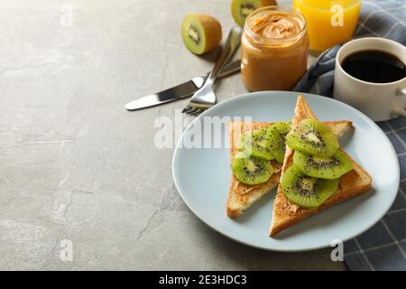 Konzept des Frühstücks mit Toast mit Avocado Stockfoto
