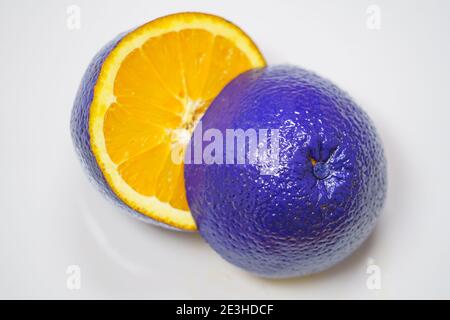 GVO Orange mit blauer Schale. Betrugskonzept Stockfoto