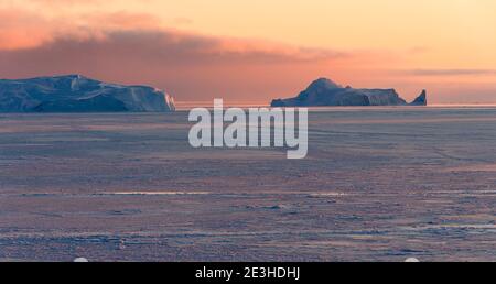 Sonnenuntergang im Winter am Ilulissat Eisfjord, der in der Disko Bay in Westgrönland liegt, ist der Eisfjord Teil des UNESCO-Weltkulturerbes. Amerika Stockfoto
