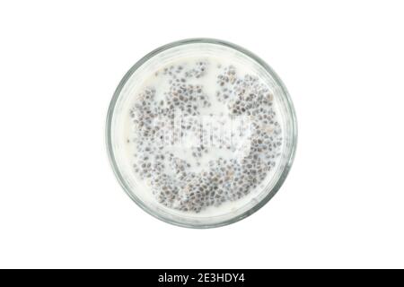 Glas Chia Pudding isoliert auf weißem Hintergrund Stockfoto