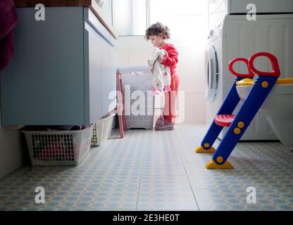 Kleinkind Mädchen spielt mit ihr Spielzeug drinnen Stockfoto