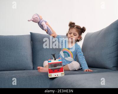 Kleinkind Mädchen spielt mit ihr Spielzeug drinnen Stockfoto