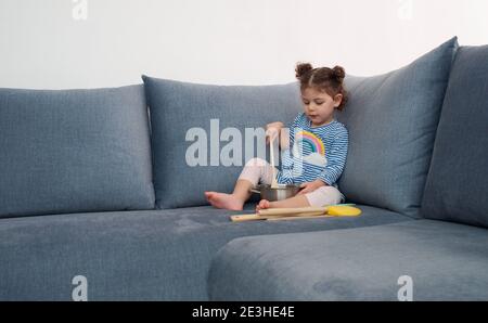 Kleinkind Mädchen spielt mit ihr Spielzeug drinnen Stockfoto