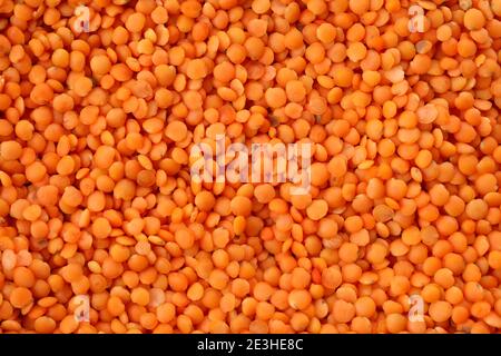 Ungekochte rote Leguminosen auf dem ganzen Hintergrund, Draufsicht Stockfoto