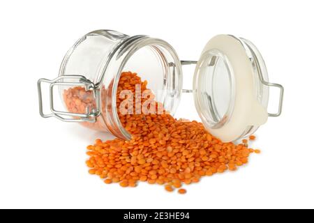 Glas mit roten Hülsenfrüchten isoliert auf weißem Hintergrund Stockfoto