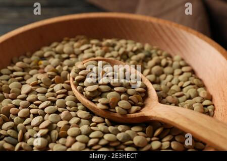 Küchentuch, Schüssel und Löffel mit Hülsenfrüchten, Nahaufnahme Stockfoto