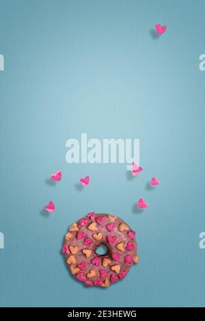Leckerer rosa Donut mit Marshmallow-Herzen. Nur wenige Herzen fliegen herum. Strukturierter blauer Papierhintergrund. Vorlage für Valentinstag Grußkarte Stockfoto