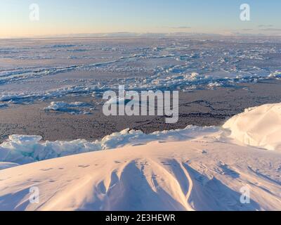 Gefrorene Disko Bay im Winter, Westgrönland, Disko Island im Hintergrund. Amerika, Nordamerika, Grönland, Dänemark Stockfoto