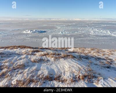 Gefrorene Disko Bay im Winter, Westgrönland, Disko Island im Hintergrund. Amerika, Nordamerika, Grönland, Dänemark Stockfoto