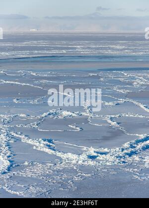 Gefrorene Disko Bay im Winter, Westgrönland, Disko Island im Hintergrund. Amerika, Nordamerika, Grönland, Dänemark Stockfoto