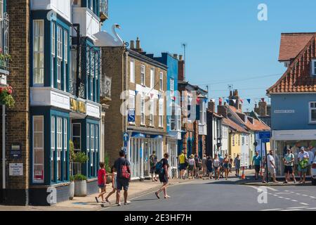 England High Street, Blick auf traditionelle Geschäfte und Geschäfte in der High Street in Southwold, Suffolk, England, Großbritannien Stockfoto