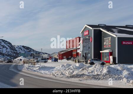 Supermarkt. Winter in Ilulissat am Ufer der Disko Bay. Amerika, Nordamerika, Grönland, Dänemark Stockfoto