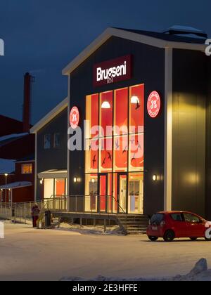 Supermarkt. Winter in Ilulissat am Ufer der Disko Bay. Amerika, Nordamerika, Grönland, Dänemark Stockfoto