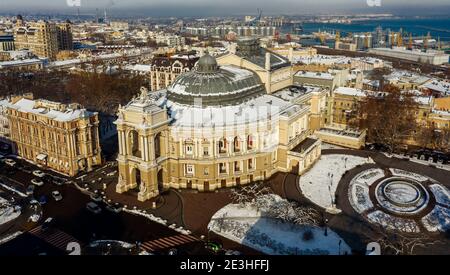 Spektakuläres Panorama mit Oper und Ballett Theater von Odessa Ukraine. Drohnenaufnahmen, Winterzeit und sonniger Tag Stockfoto