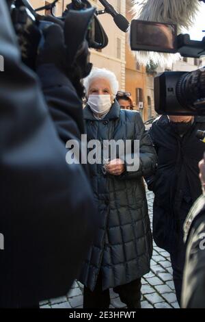 Rom, Italien. Januar 2021. Liliana Segre. Rom, 19/01/2021. Italienische Parlamentsabgeordnete außerhalb des römischen Senats, während der italienische Ministerpräsident Giuseppe Conte die Kammer um ein Vertrauensvotum bittet, um die italienische Regierung nach dem Abtreten der beiden Kabinettsminister der winzigen Partei Italia Viva (Italien am Leben) zu retten, angeführt vom ehemaligen italienischen Premierminister Matteo Renzi. Kredit: LSF Foto/Alamy Live Nachrichten Stockfoto