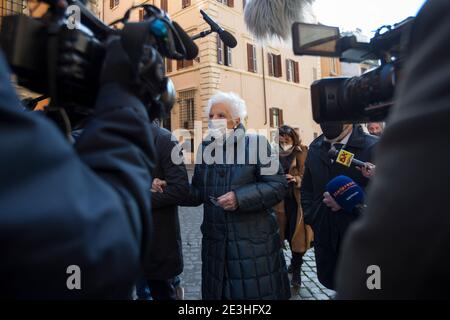 Rom, Italien. Januar 2021. Liliana Segre. Rom, 19/01/2021. Italienische Parlamentsabgeordnete außerhalb des römischen Senats, während der italienische Ministerpräsident Giuseppe Conte die Kammer um ein Vertrauensvotum bittet, um die italienische Regierung nach dem Abtreten der beiden Kabinettsminister der winzigen Partei Italia Viva (Italien am Leben) zu retten, angeführt vom ehemaligen italienischen Premierminister Matteo Renzi. Kredit: LSF Foto/Alamy Live Nachrichten Stockfoto