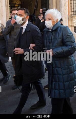 Rom, Italien. Januar 2021. Liliana Segre. Rom, 19/01/2021. Italienische Parlamentsabgeordnete außerhalb des römischen Senats, während der italienische Ministerpräsident Giuseppe Conte die Kammer um ein Vertrauensvotum bittet, um die italienische Regierung nach dem Abtreten der beiden Kabinettsminister der winzigen Partei Italia Viva (Italien am Leben) zu retten, angeführt vom ehemaligen italienischen Premierminister Matteo Renzi. Kredit: LSF Foto/Alamy Live Nachrichten Stockfoto