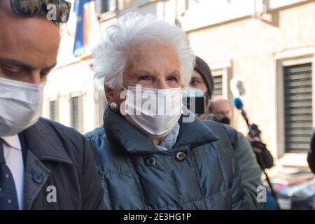 Rom, Italien. Januar 2021. Liliana Segre. Rom, 19/01/2021. Italienische Parlamentsabgeordnete außerhalb des römischen Senats, während der italienische Ministerpräsident Giuseppe Conte die Kammer um ein Vertrauensvotum bittet, um die italienische Regierung nach dem Abtreten der beiden Kabinettsminister der winzigen Partei Italia Viva (Italien am Leben) zu retten, angeführt vom ehemaligen italienischen Premierminister Matteo Renzi. Kredit: LSF Foto/Alamy Live Nachrichten Stockfoto