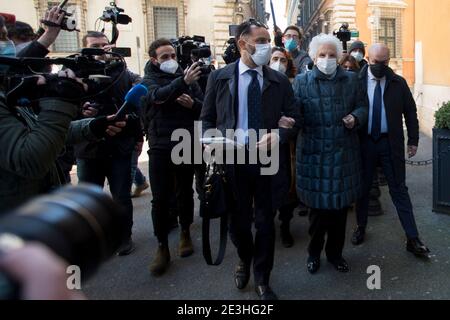 Rom, Italien. Januar 2021. Liliana Segre. Rom, 19/01/2021. Italienische Parlamentsabgeordnete außerhalb des römischen Senats, während der italienische Ministerpräsident Giuseppe Conte die Kammer um ein Vertrauensvotum bittet, um die italienische Regierung nach dem Abtreten der beiden Kabinettsminister der winzigen Partei Italia Viva (Italien am Leben) zu retten, angeführt vom ehemaligen italienischen Premierminister Matteo Renzi. Kredit: LSF Foto/Alamy Live Nachrichten Stockfoto