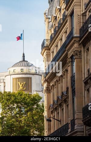 PARIS, FRANKREICH - 4. OKTOBER 2019: Louis Vuitton Markengeschäft an der berühmten Avenue des Champs-Elysees. Stockfoto