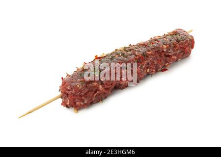 Spieß mit rohem Hackfleisch oder lula Kebab isoliert auf Weißer Hintergrund Stockfoto