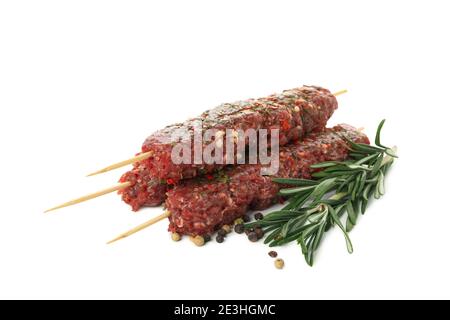 Spieße mit rohem Hackfleisch oder lula Kebab, Kräuter und Gewürze isoliert auf weißem Hintergrund Stockfoto