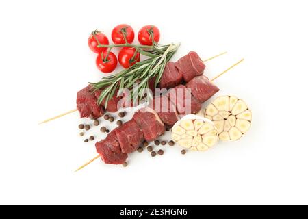 Spieße mit rohem Fleisch und Gemüse isoliert auf weißem Hintergrund Stockfoto
