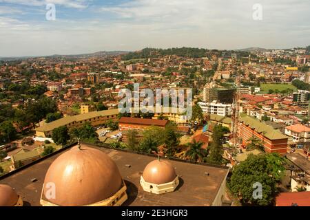 Der Blick über das Zentrum von Kampala in südlicher Richtung vom Aussichtspunkt des Minaretts der Alten Moschee im Zentrum von Kampala, der Hauptstadt Ugandas Stockfoto