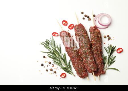 Roher lula Kebab, Kräuter und Gewürze auf weißem Hintergrund Stockfoto