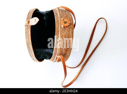 Offene runde Cross Body Rattan ATA Tasche mit einem Leder Riemen und schwarzes Futter Stockfoto