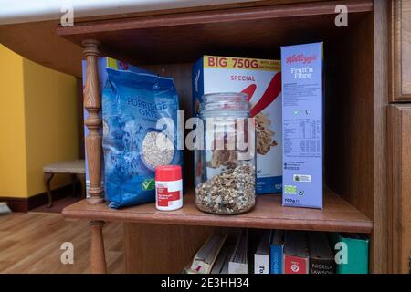 Eine Reihe Frühstückscerealien plus eine Flasche Vitamin D Pillen auf einem Regal in einer heimischen Küche in Oldham, Großbritannien. Stockfoto