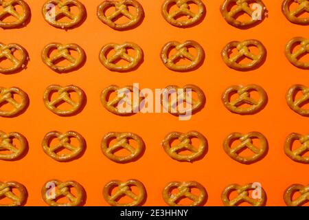Flach legen mit Cracker Brezeln auf orangefarbenem Hintergrund Stockfoto